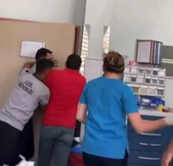 batmanda-saglik-calisanlarina-dehseti-yasatmisti-bicakli-saldirgan-tutuklandi-1657906637435.jpg Batman'da sağlık çalışanlarına dehşeti yaşatmıştı: Bıçaklı saldırgan tutuklandı - 1