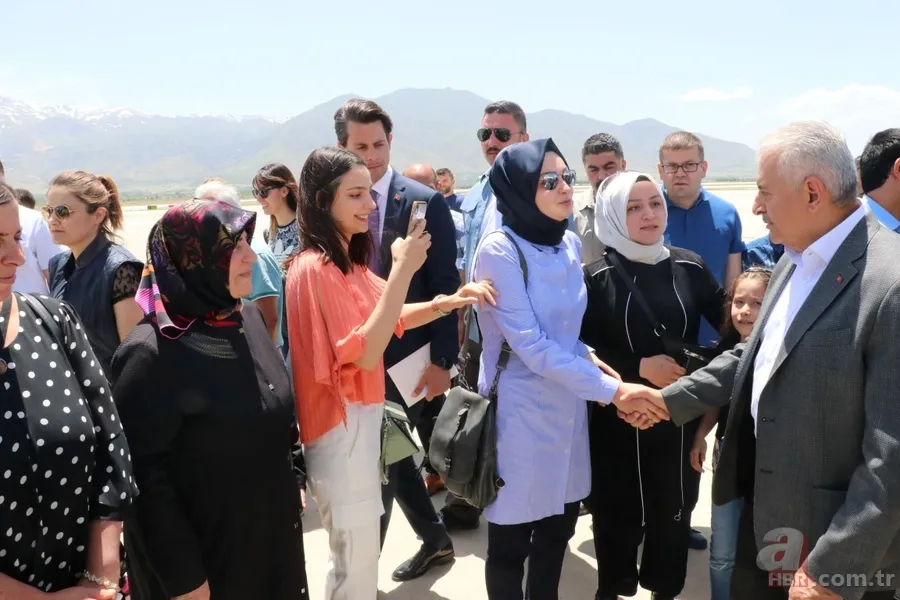 Erzincan'da Binali Yıldırım'a büyük ilgi! Yıldırım'ın yüzlerce hemşehrisiyle tokalaşması 1 saat 8 dakika sürdü 6