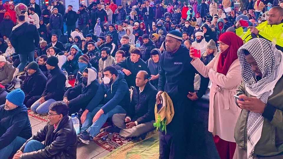 Tarihte bir ilk! ABD'nin New York kentindeki Times Meydanı'nda teravih namazı kılındı