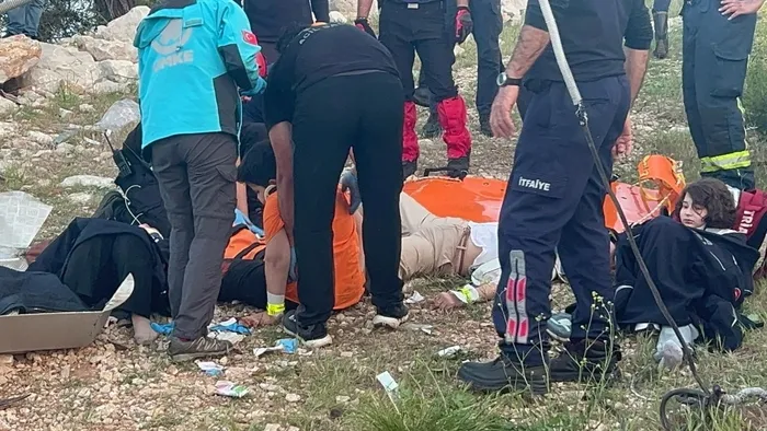 antalyada-dehset-dolu-anlar-teleferik-kabini-dustu-olu-ve-yaralilar-var-1712940472333.jpg