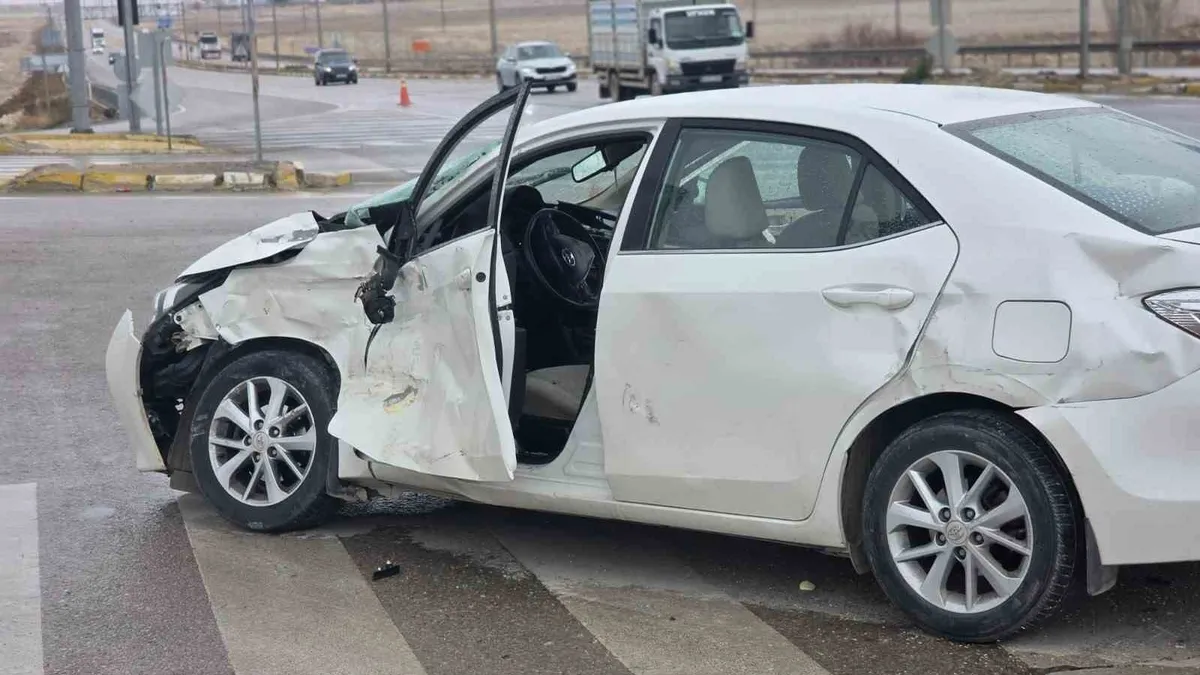 Aksaray'da tır ile otomobilin çarpışması sonucu 4 kişi yaralandı