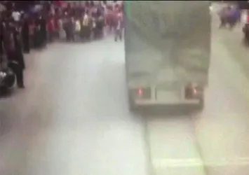 Kamyon öğrencilerin arasına daldı