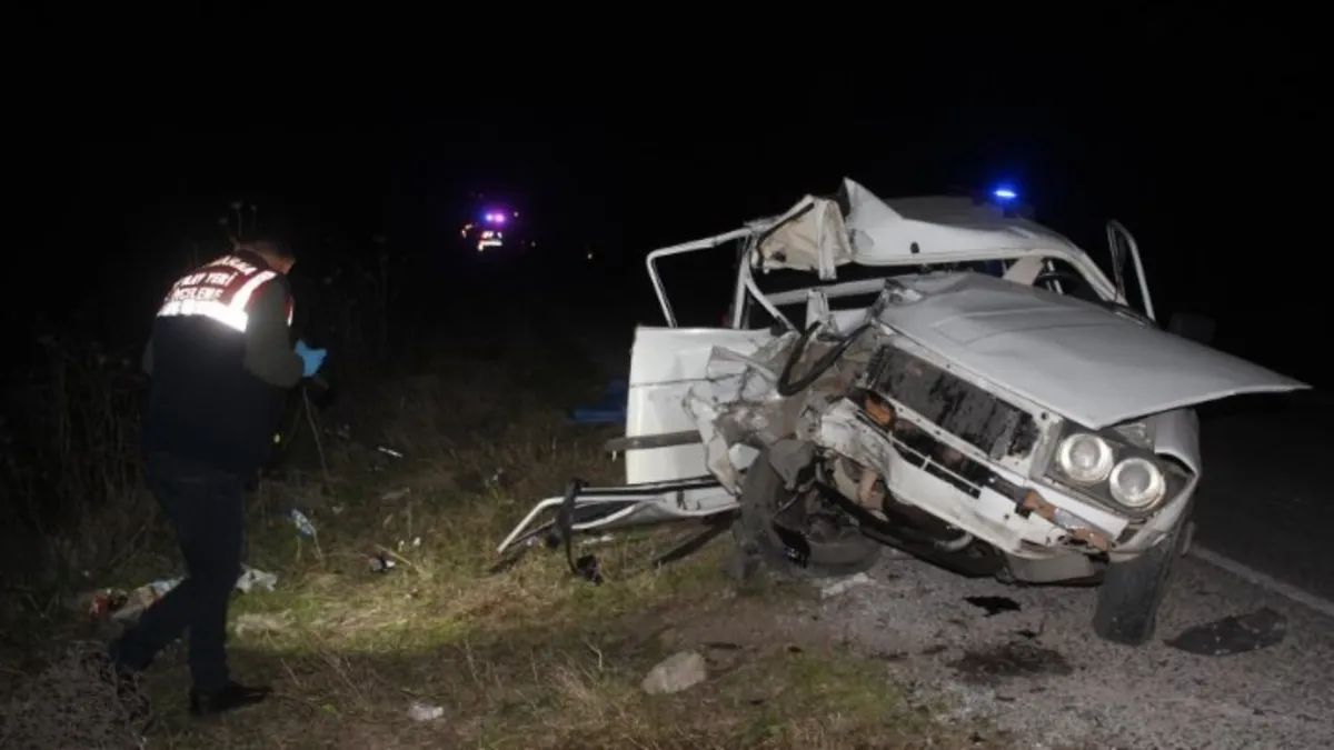 Otomobil kamyona daldı! Ölü ve yaralılar var