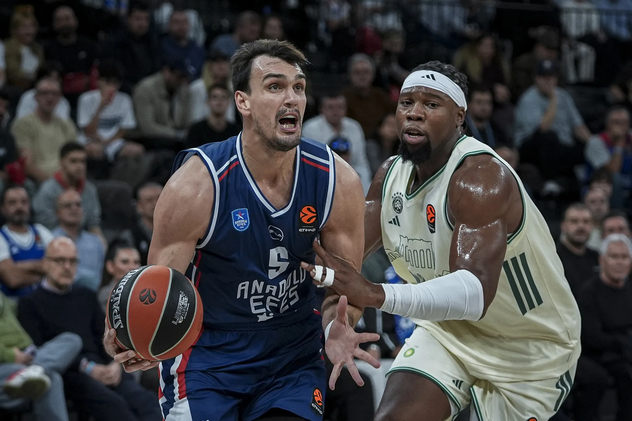 Anadolu Efes'ten EuroLeague'de gövde gösterisi! Panathinaikos'a 15 sayılık fark