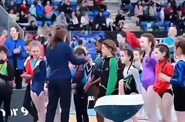 1695467182963.jpeg İrlanda'da ırkçılık skandalı! Minik kızın görüntüleri yürekleri burktu - 1
