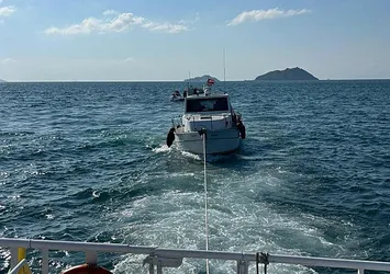 İstanbul Boğazı'nda korku dolu anlar! Sürüklenen tekne ve içindekiler kurtarıldı
