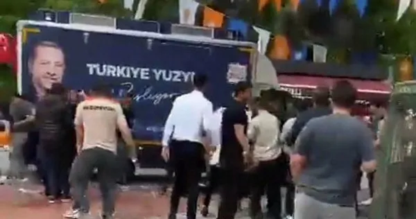 Gaziantep’te CHP’lilerin AK Parti otobüsüne saldırı anı görüntüleri ortaya çıktı! Başkan Erdoğan yaralılarla görüştü