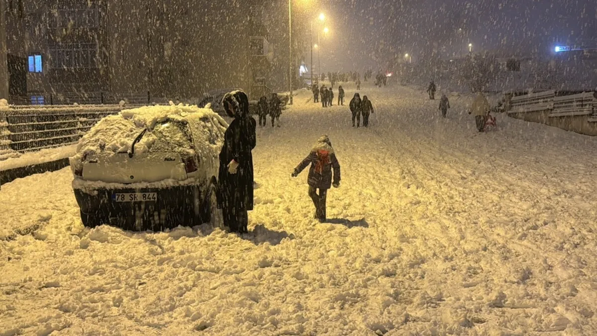 Karabük’te vatandaşlar sokağa döküldü! Kar çilesi ve eğlence bir arada