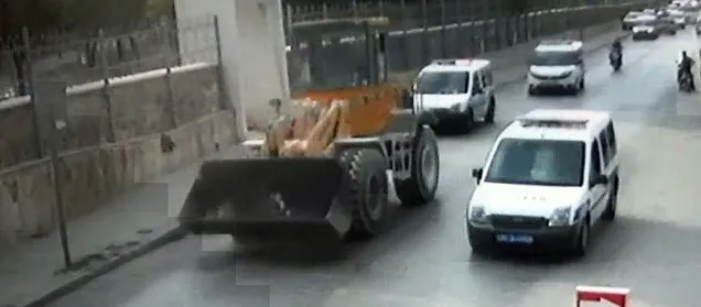 Denizli’de maaşını alamayan işçi, hem kepçeyi hem polisi kaçırdı - 1
