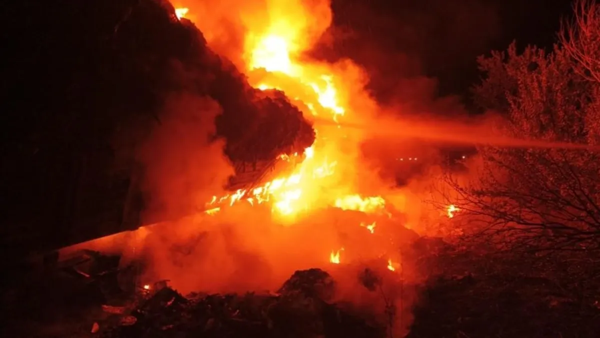 Çorum'da çöp yüklü TIR'da yangın: Aracın dorsesi küle döndü