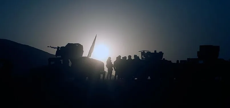 İlk kez toplu halde silah bırakan DEAŞ'lı teröristler ABD üssünde...