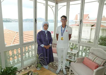 Emine Erdoğan olimpiyat şampiyonu Mete Gazoz'u kabul etti
