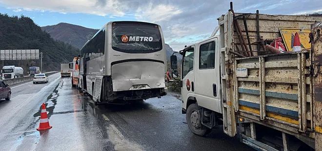 Sakarya'da 6 araç birbirine girdi: 15 yaralı