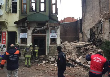 Yedikule'de bina çöktü!