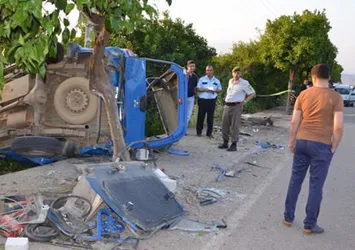 Jandarma minibüsü devrildi: 8 asker yaralı