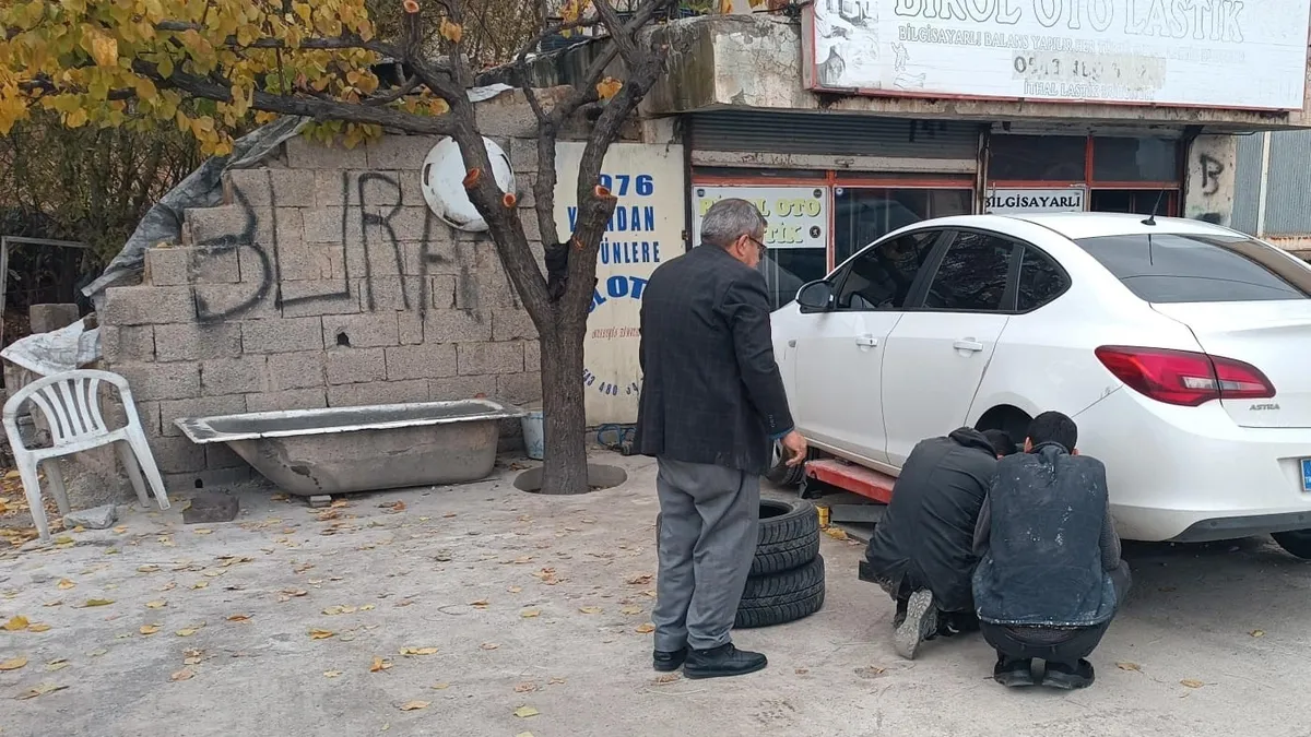 Oto lastikçilerde kış lastiği yoğunluğu