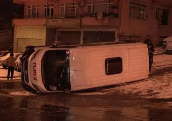 Karda kontrolünü kaybeden servis yan yattı!