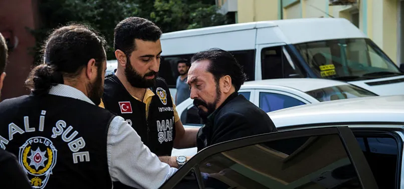 Adnan Oktar genç kızlara tuzak kurmuş