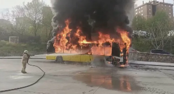 Kartal'da park halindeki İETT otobüsü yandı - 1