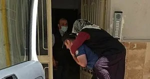 Bir an olsun bırakmadılar! Polis sırtında taşıdı