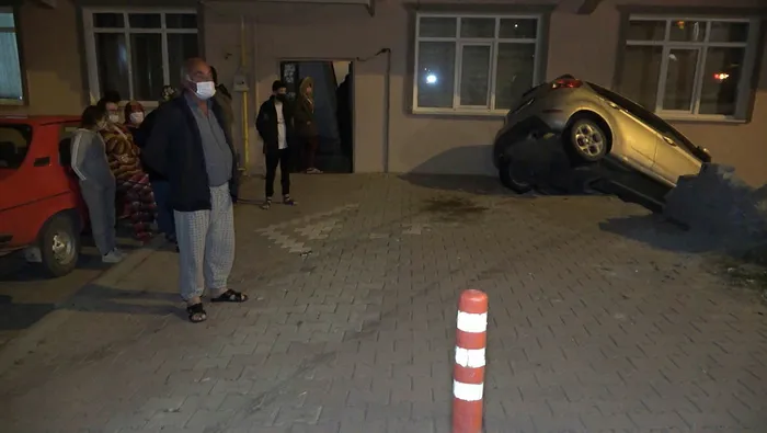 Kırıkkale'de otomobil apartmana daldı! Mahalleli "deprem oldu" sandı - 2