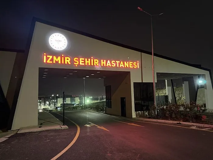 izmirde-hareketli-dakikalar-katliam-yapacagim-diyerek-tehdit-etti-doktor-ve-saglik-calisanlari-kendilerini-oda-1713911605661.jpeg Hastanede akılalmaz olay! “Katliam” yapacağım diyerek tehdit etti | Doktor ve sağlık çalışanları kendilerini odaya kilitledi - 4