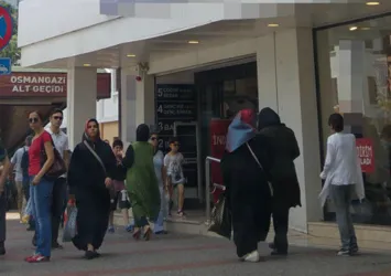 ‘Bomba var’ diye bağırdı mağazadaki bazı müşteriler para ödemeden kaçtı
