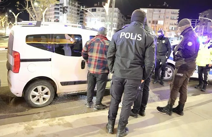 aksarayda-kendini-araca-kilitledi-polise-ecel-teri-dokturdu-1735007530085.jpeg Polise ʺDünkü çocuk musun?ʺ diyen alkollü sürücü kendini araca kilitleyip polislerin videosunu çekti (İHA)
