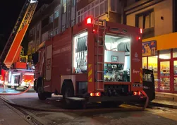 İstanbul'da geceyi aydınlatan yangın! 4 katlı binanın çatısı alev alev yandı