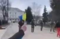 Melitopol’de siviller Rus askerinin üzerine yürüdü