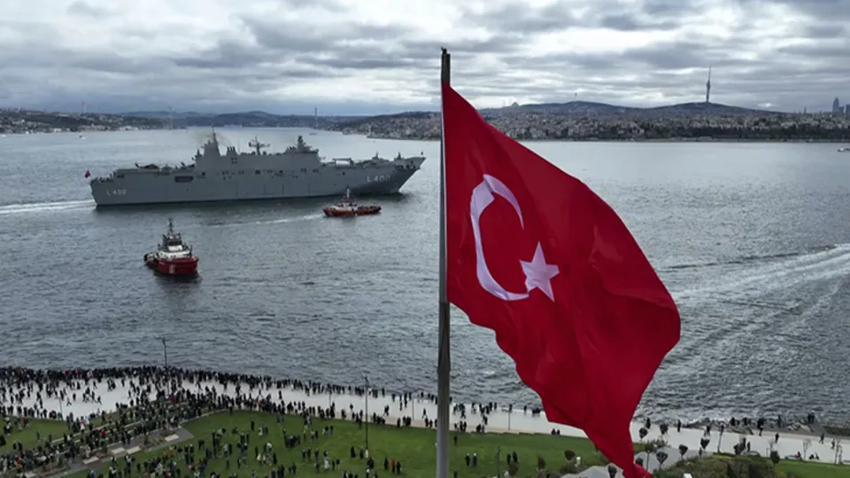 TCG Anadolu demir aldı! Başkan Erdoğan'ı selamladı! Boğaz'da tarihi anlar
