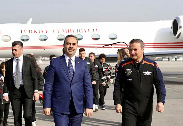 İlk Türk astronot Alper Gezeravcı Türkiye’ye döndü! İşte ilk sözleri: Devletimin emrindeyim her göreve hazırım