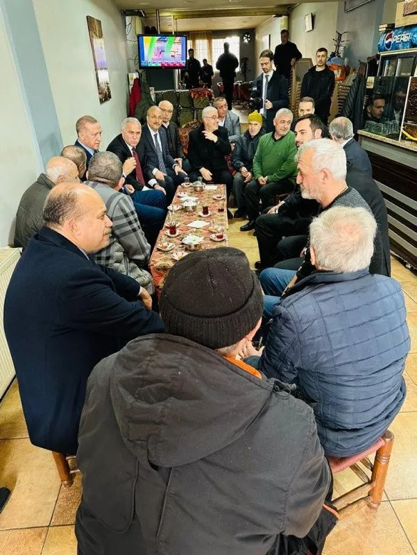 Başkan Erdoğan'dan Fatih'te esnaf ziyareti! Çay içip sohbet ettiler