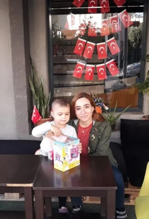 3-kez-kanseri-yenen-cicek-akcay-hayatini-losemili-cocuklara-adadi-1637474430773.jpg 3 kez kanseri yenen Çiçek Akçay hayatını lösemili çocuklara adadı