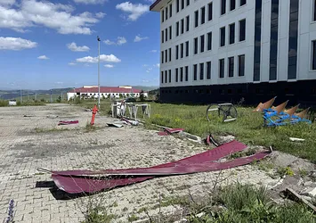 Ardahan'da kuvvetli rüzgar: Çatılar uçtu