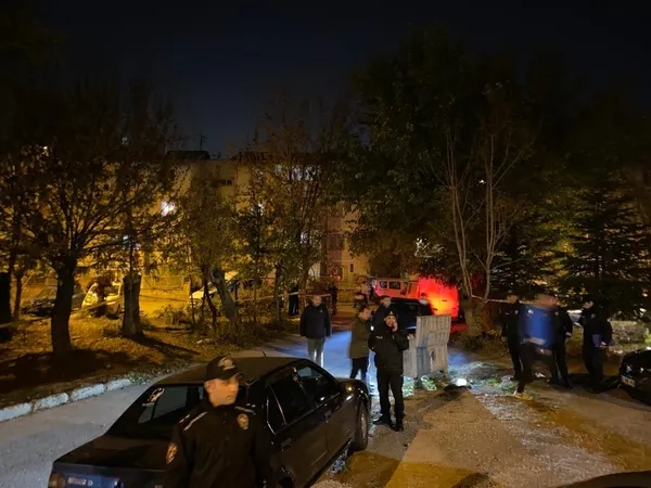 ankarada-dehset-evi-5-afgan-uyruklu-arkadasin-bicaklanarak-olduruldugu-cinayette-kan-donduran-detaylar-ortaya-1668153019995.jpg Ankara’da dehşet evi! 5 Afgan uyruklu arkadaşın bıçaklanarak öldürüldüğü cinayette kan donduran detaylar ortaya çıktı - 2