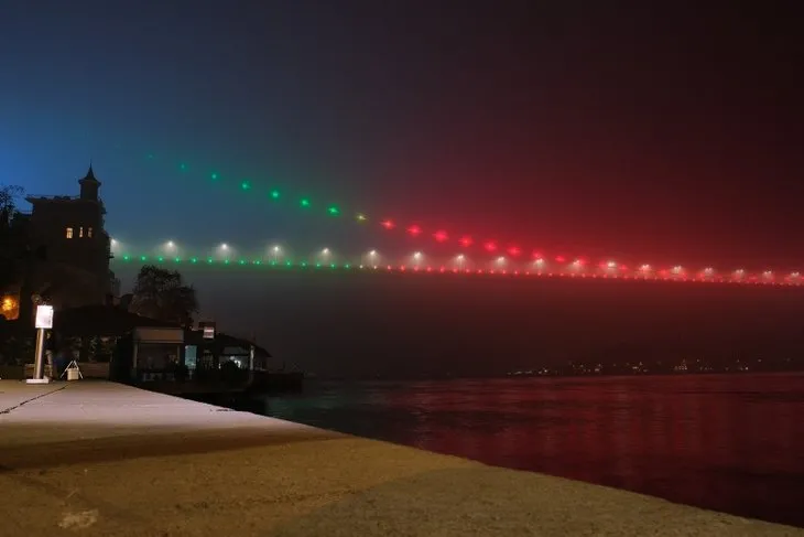 FSM Köprüsü Azerbaycan bayrağı renklerine büründü