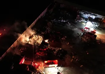 Manisa'da geri dönüşüm tesisinde yangın çıktı