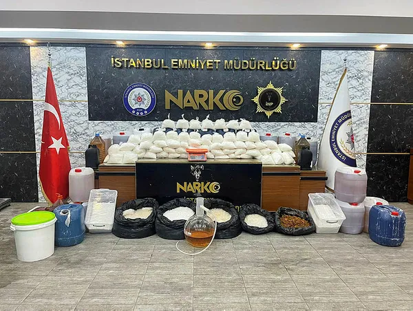 istanbulda-sok-operasyon-654-kilogram-uyusturucu-ele-gecirildi-1681656161009.jpg İstanbul'da şok operasyon: 654 kilogram uyuşturucu ele geçirildi - 1