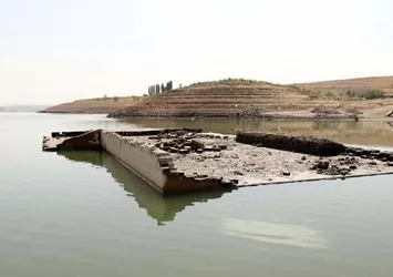 Sular çekildi, köy ortaya çıktı