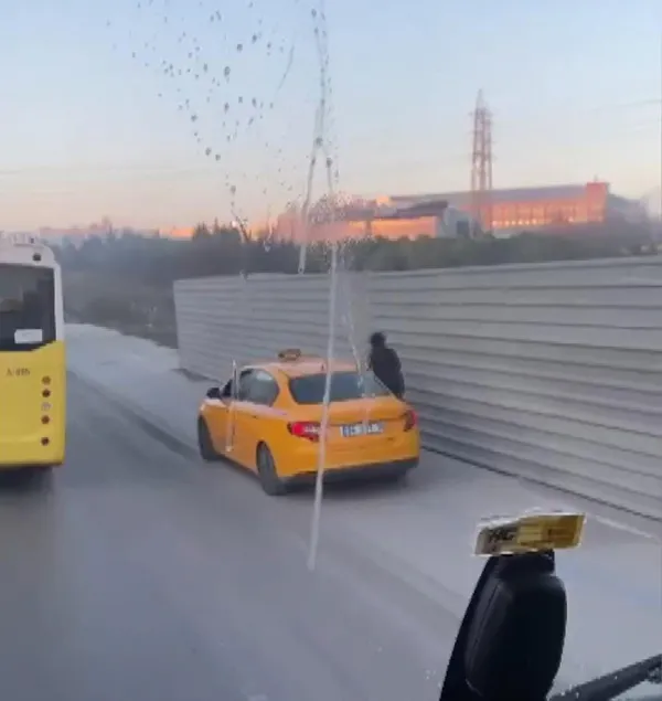 Akılalmaz görüntüler! Taksi kaldırımdaki scooter sürücüsüne çarptı - 1
