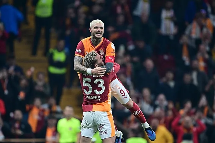 aslan-devreyi-zirvede-birakti-mac-sonucu-galatasaray-3-0-kasimpasa-1766344424447.jpeg Fotoğraf (AA)