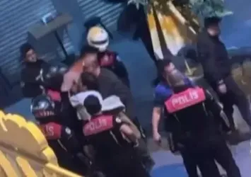 Kavgayı ayıran polis memuruna kafa attı
