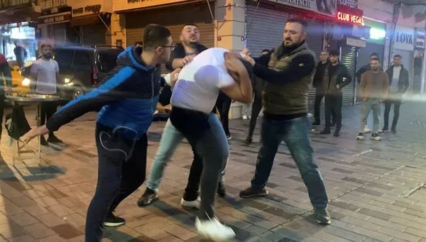 1685428491651.jpeg İstiklal Caddesi'nin ortasında bayıltan dayak! Tekme tokat birbirlerine girdiler - 2