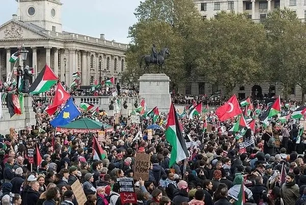 Binlerce İsrailliden Netanyahu’nun evinin önünde protesto! Tüm dünya Filistin için sokaklara döküldü