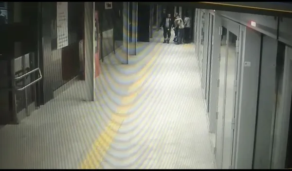 kagithane-metro-istasyonunda-hareketli-anlar-polis-intihar-diye-gitti-hirsizi-sucustu-yakaladi-1629530347061.jpg Kağıthane metro istasyonunda hareketli anlar! Polis intihar diye gitti hırsızı suçüstü yakaladı - 1
