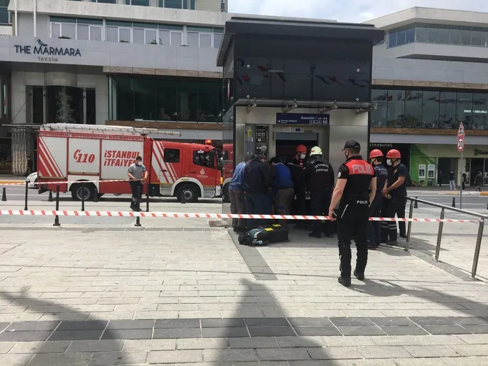 Son dakika: Taksim Metro asansöründe korku dolu anlar! Mahsur kalan anne ve kız 1,5 saatlik çalışmayla kurtarıldı - 3