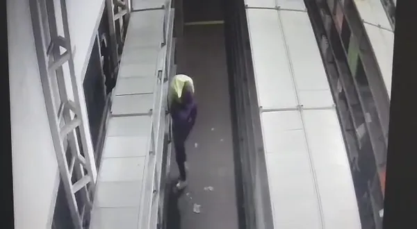 kocaelide-2-milyonluk-soygun-cep-telefonlarini-boyle-caldilar-1664371588953.jpg Kocaeli’de 2 milyonluk soygun! Cep telefonlarını böyle çaldılar - 4