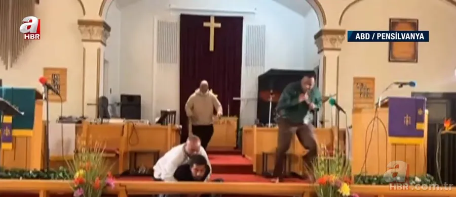 Kilisede canlı yayınlanan ayinde silahlı dehşet | "Bunu yapmamı Tanrı söyledi" dedi! Papaza gülümseyip... 12