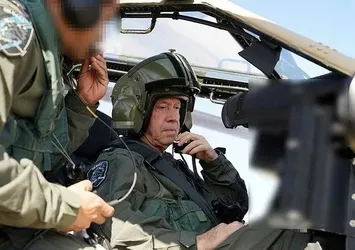 Hem vurdular hem de izlediler: İşgalci İsrail Savunma Bakanı, Gazze'ye bombardımanı helikopterden seyretti